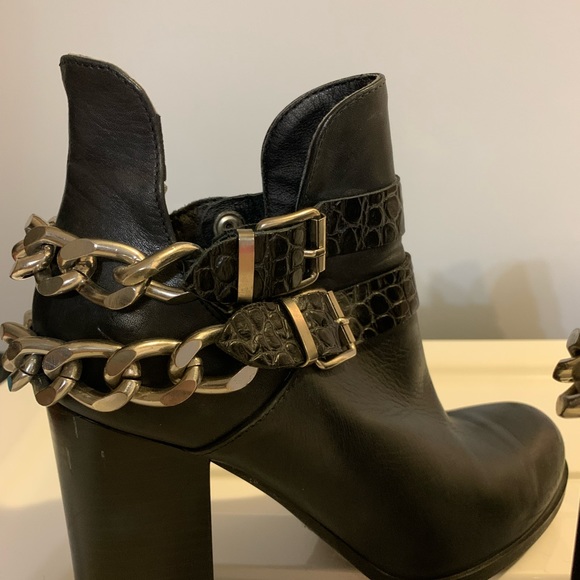 Town Shoes Booties with back heel chain - size 7.5 - Picture 5 of 6